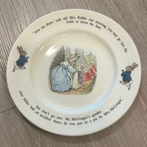 WEDGEWOOD ENGLAND Beatrix Potter Peter Rabbit Dinner Plate VTG